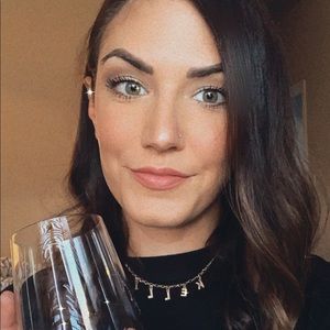 Meet your Posher, Kelli 💄✌🏻️🍷👠🏙